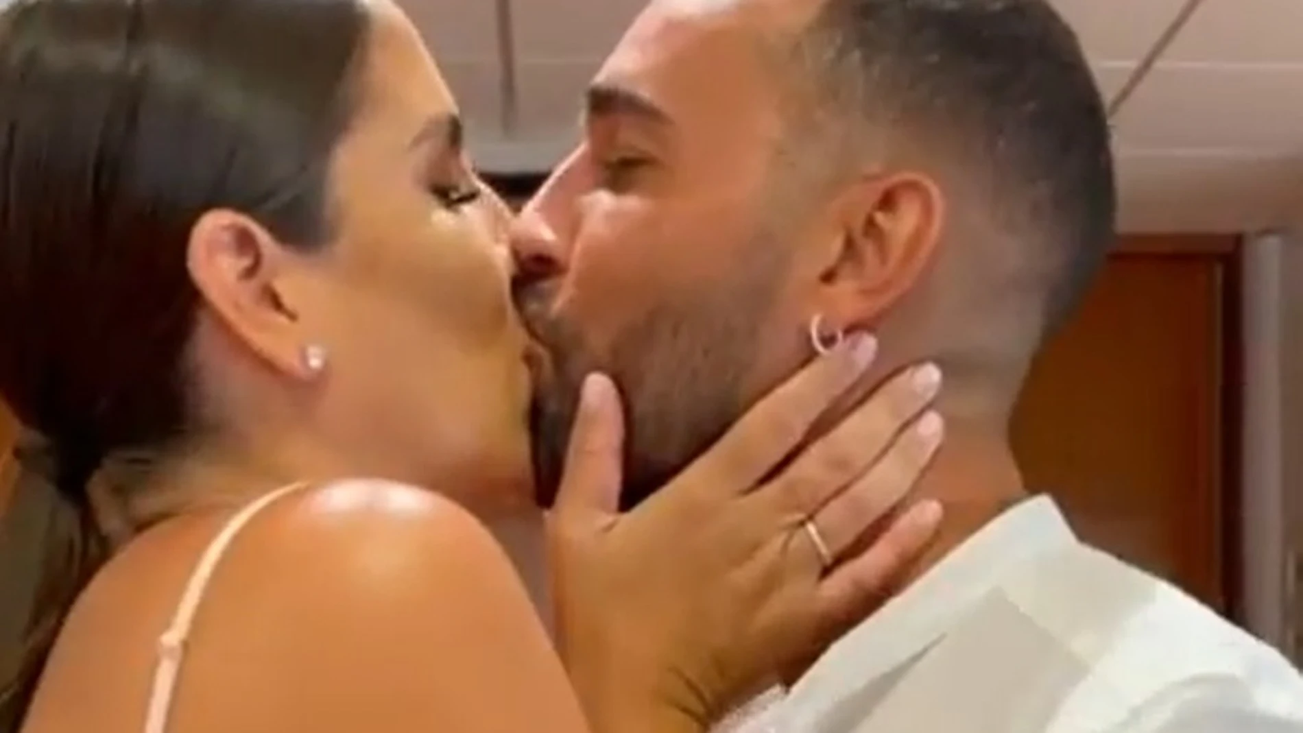 Anabel Pantoja y Omar Sánchez se besan en su boda