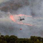 Un helicóptero intenta extinguir el incendio de Sierra Bermeja
