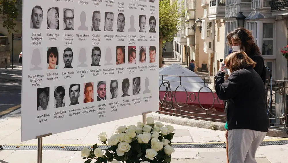 Homenaje a las víctimas del etarra Henri Parot, en la Plaza de la Memoria de Vitoria-Gasteiz
