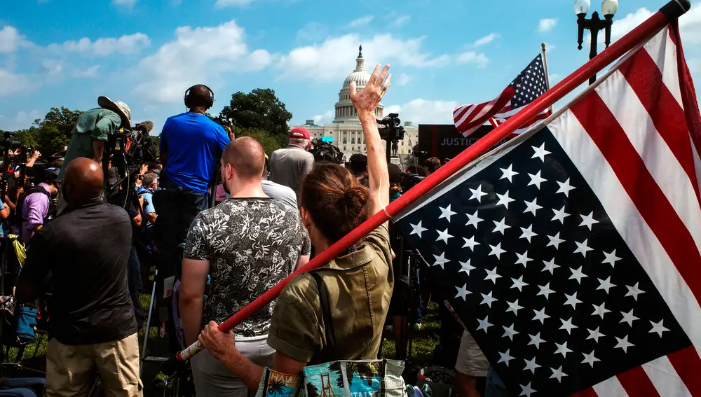 Una mujer con la bandera de Estados Unidos durante las protestas de "Justice for J6"