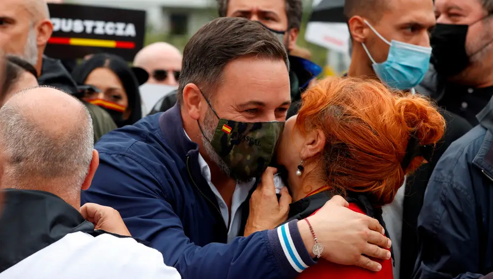 El presidente de Vox, Santiago Abascal, a su llegada al acto en apoyo a las víctimas del terrorismo que su partido celebra en Arrasate. EFE/Javier Etxezarreta