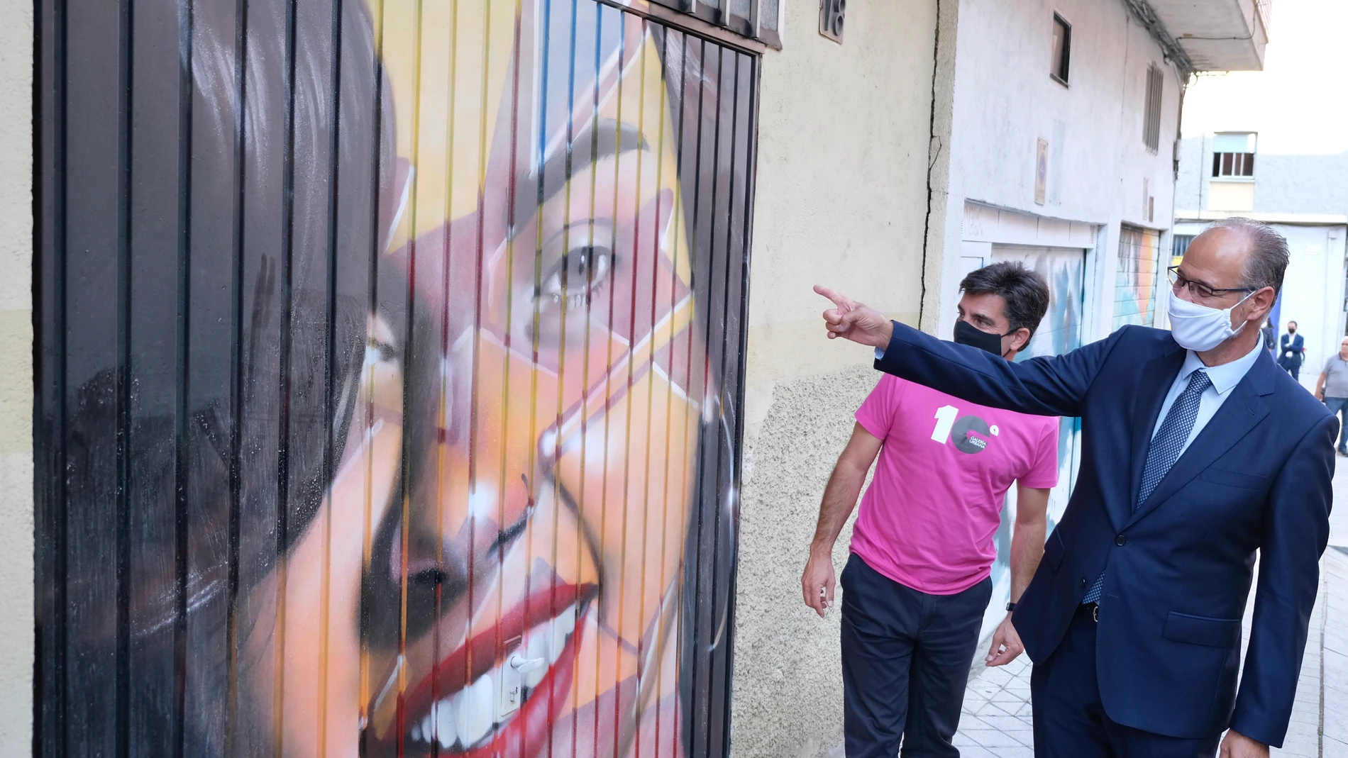 El presidente de las Cortes y de la Fundación de Castilla y León, Luis Fuentes, visita los murales realizados en el Barrio del Oeste de Salamanca, en el marco del proyecto Galería Urbana