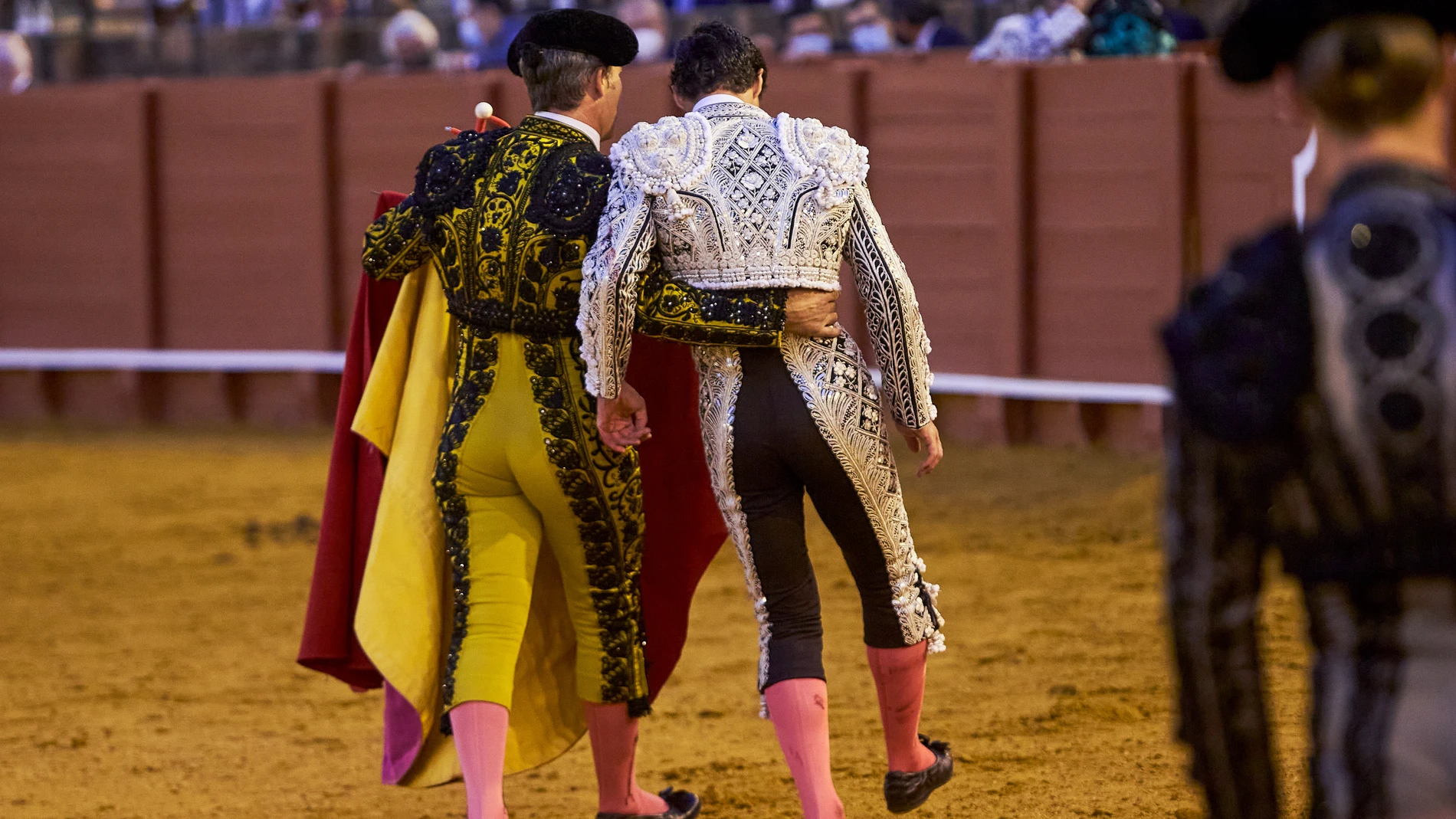 Pablo Aguado se retira del ruedo tras una lesión en la rodilla derecha durante la corrida en la plaza de toros de la Real Maestranza de Caballería durante el primer festejo taurino de la Feria de San Miguel 2021 a 28 de septiembre de 2021, en Sevilla, España.Joaquin Corchero / AFP7 / Europa18/09/2021