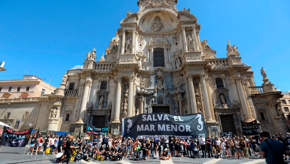 Medio millar de personas se manifestaron en la ciudad de Murcia en defensa del Mar Menor