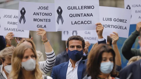 Las víctimas y los partidos constitucionalistas se echaron ayer a la calle para exigir que se prohiban homenajes a etarra