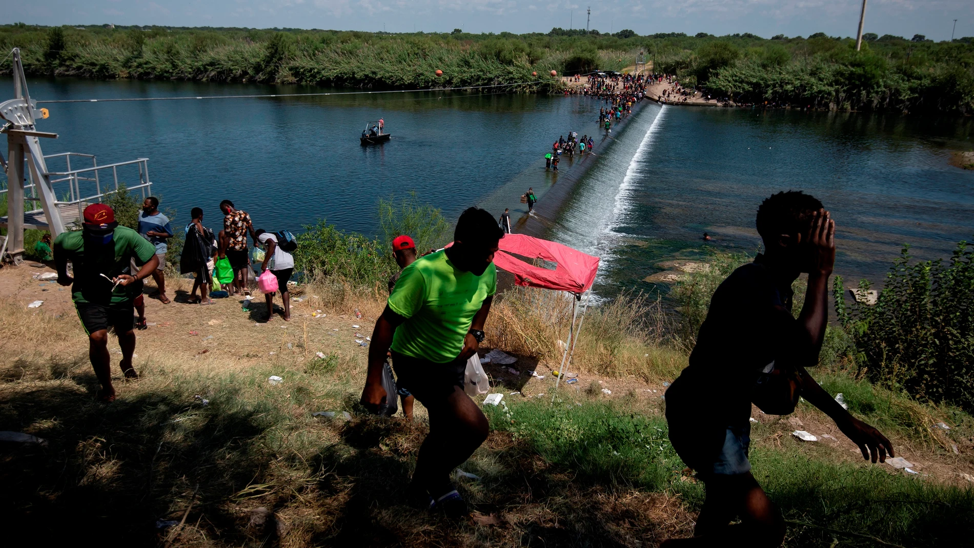 Migrantes procedentes de Haití esperan en el río Bravo para cruzar rumbo a Estados Unidos, en Ciudad Acuña, estado de Coahuila (México).
