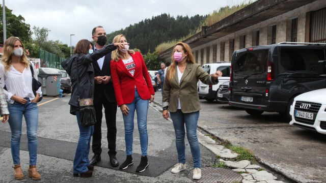 La presidenta de Nuevas Generaciones del PP, Beatriz Álvarez Fanjul, la vicesecretaria nacional de organización y presidenta del PP de Navarra, Ana Beltrán, y el presidente del PP en el País Vasco, Carlos Iturgaiz acuden a una concentración en “desagravio a las víctimas del terrorismo frente a la fábrica donde estuvo secuestrado Ortega Lara
