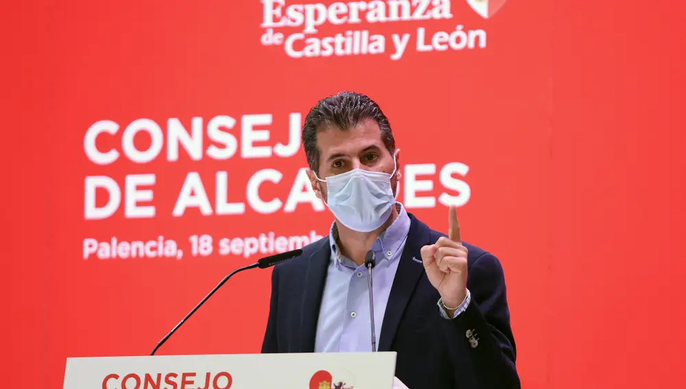 El secretario general del PSOECyL, Luis Tudanca (I), clausura la reunión del Consejo de Alcaldes del PSOE de Castilla y León