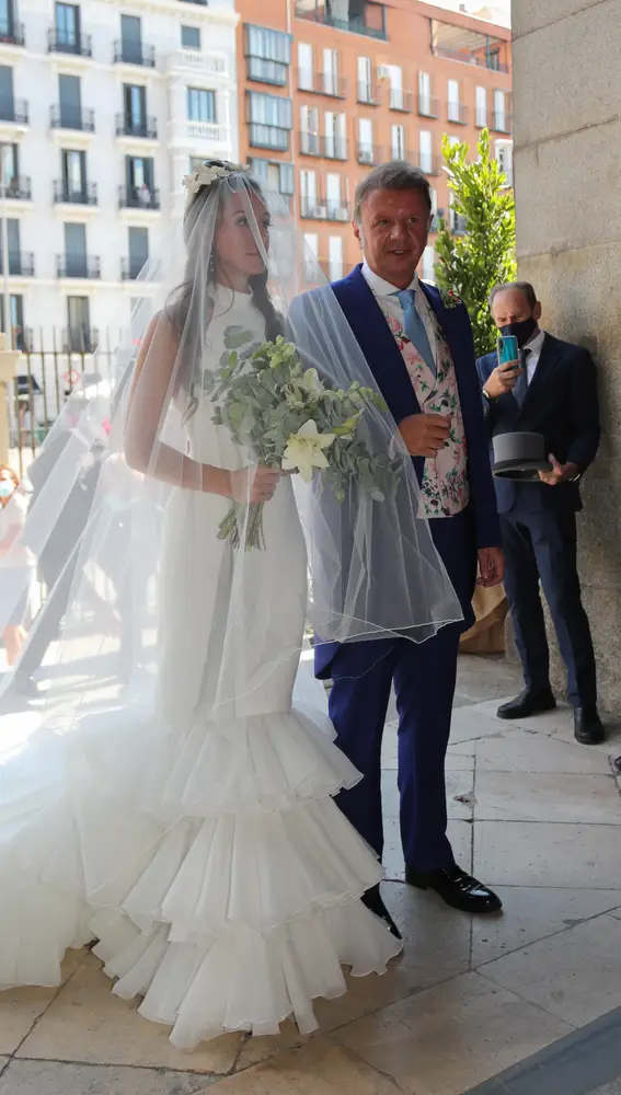 Rocío Gil llega al altar junto a su padre Jesís Gil Marín el día de su boda