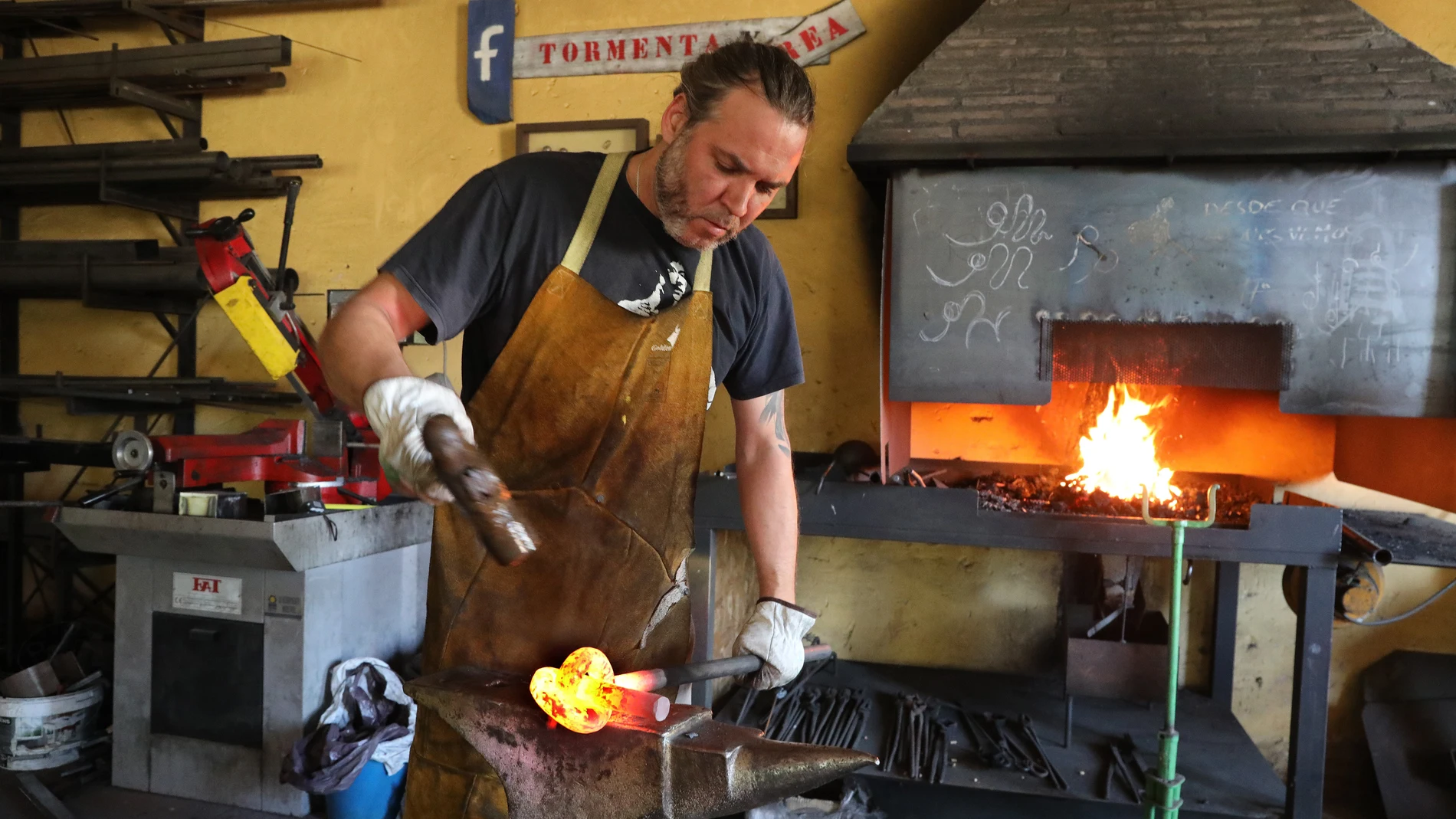 El artista y herrero José Castrillo en su Taller de Tarilonte de la Peña (Palencia)