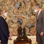 Luis Fuentes entrega la escultura al Rey