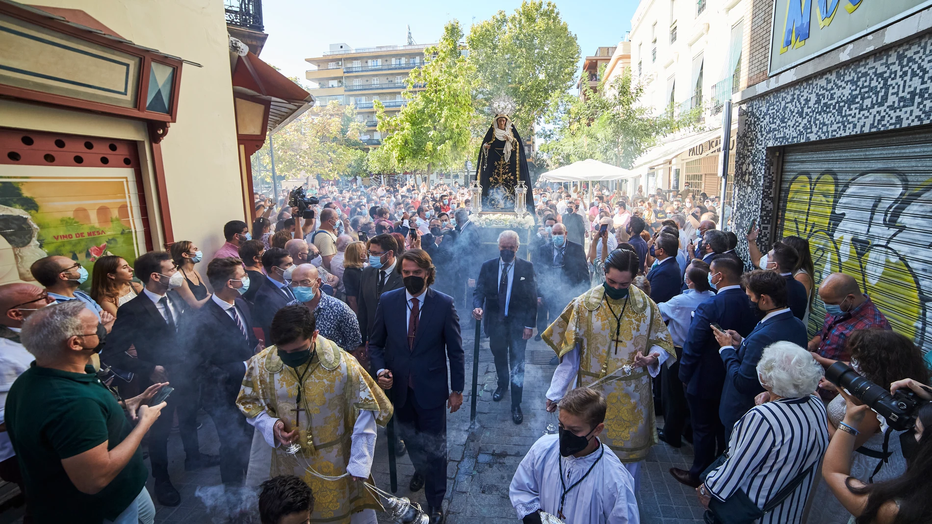 La Virgen es llevada en andas por las calles de centro de Sevilla, siendo la primera en salir después de la pandemia. Joaquín Corchero / Europa Press