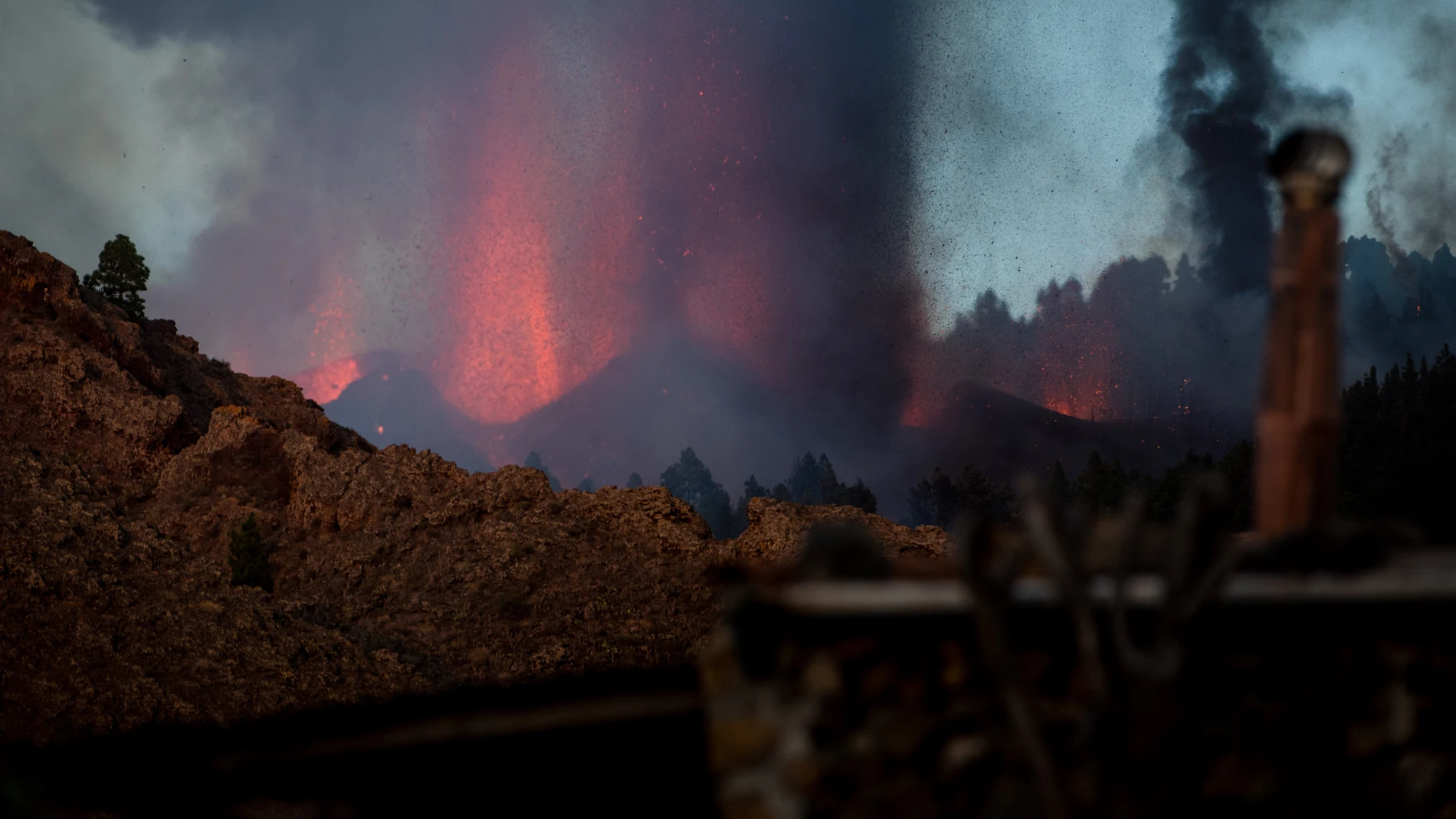 Lava, humo y cenizas expulsadas durante la erupción volcánica de este domingo en el parque natural de Cumbre Vieja de La Palma (Islas Canarias)
