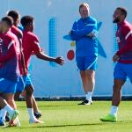 Ronald Koeman, pensativo en el entrenamiento del Barcelona