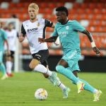 Vinicius Junior corre junto a Wass en el Valencia - Real Madrid