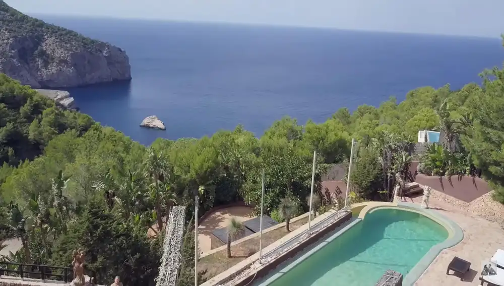 La piscina con vistas de la casa de Nacho Cano en Ibiza