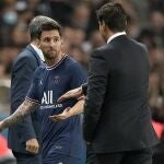 Leo Messi y Mauricio Pochettino, en el momento del polémico cambio en el PSG-Lyon.
