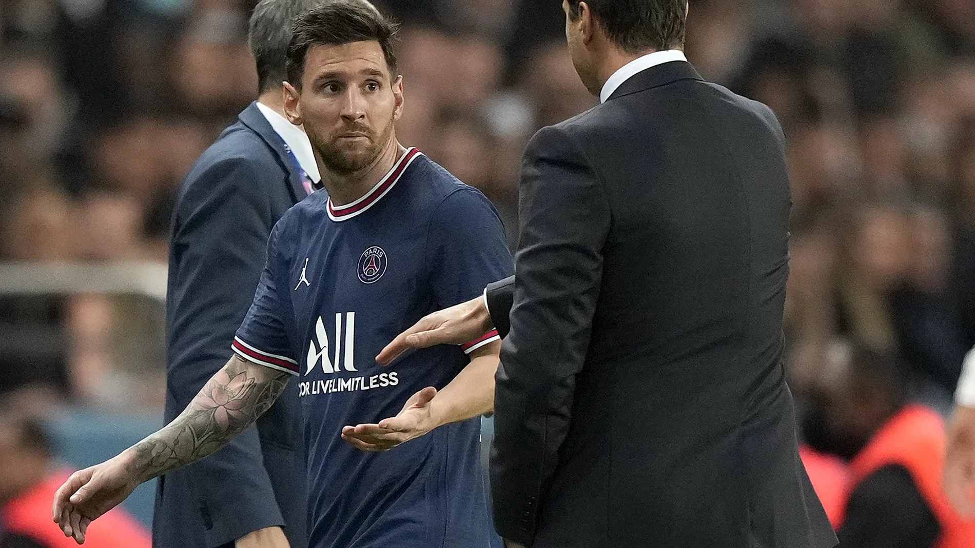 Leo Messi y Mauricio Pochettino, en el momento del polémico cambio en el PSG-Lyon.