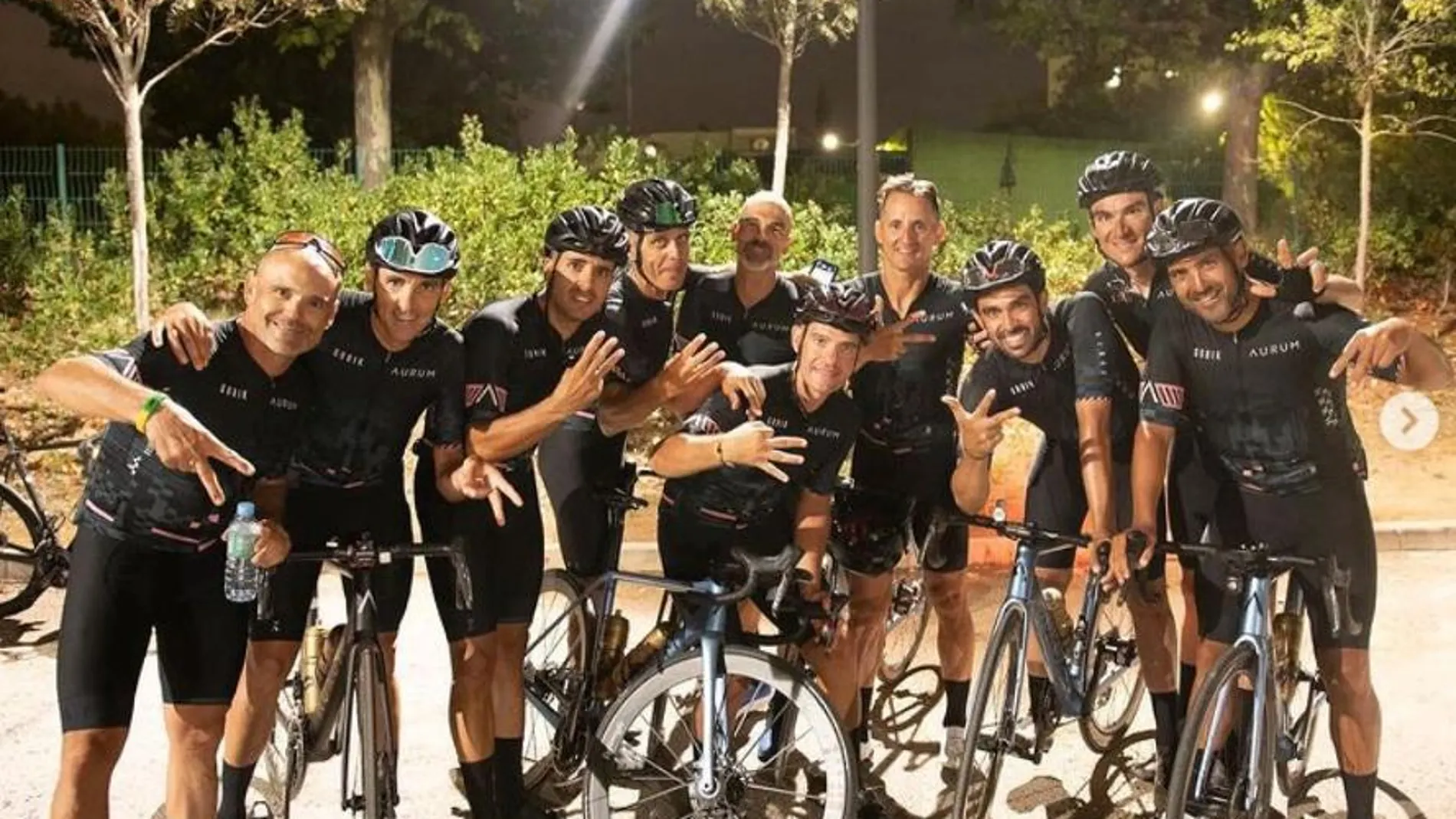 Alberto Contador y su grupeta, camino de Milán