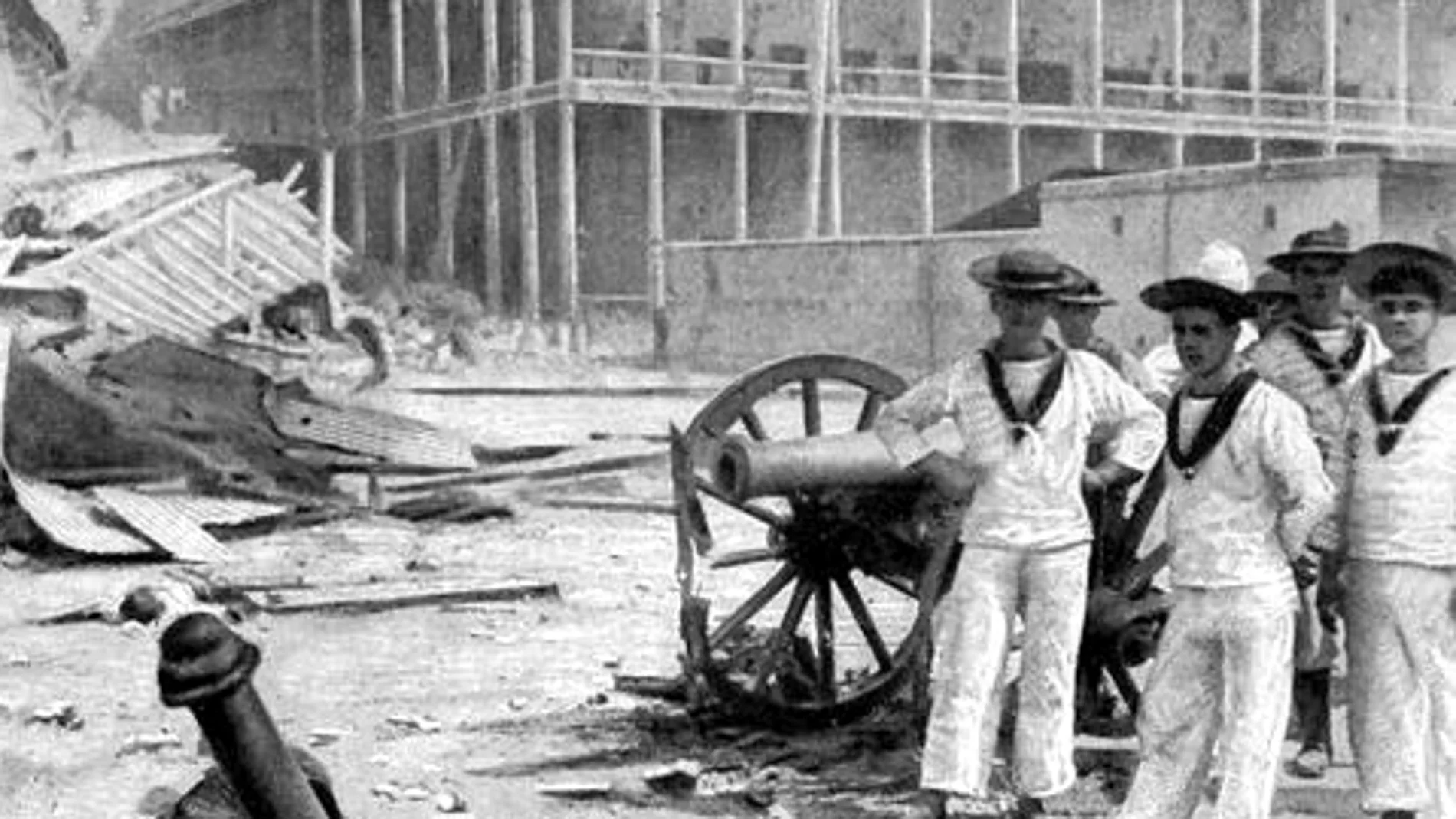 Marineros británicos posan con un cañón capturado
