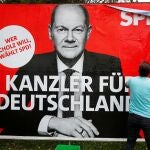 Una pancarta de Olaf Scholz, candidato socialdemócrata a canciller en las elecciones de Alemania