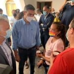 El presidente de Canarias, Ángel Víctor Torres y el presidente del Gobierno, Pedro Sánchez, visitan a las personas evacuadas en el centro temporal de acogida de Breña Baja