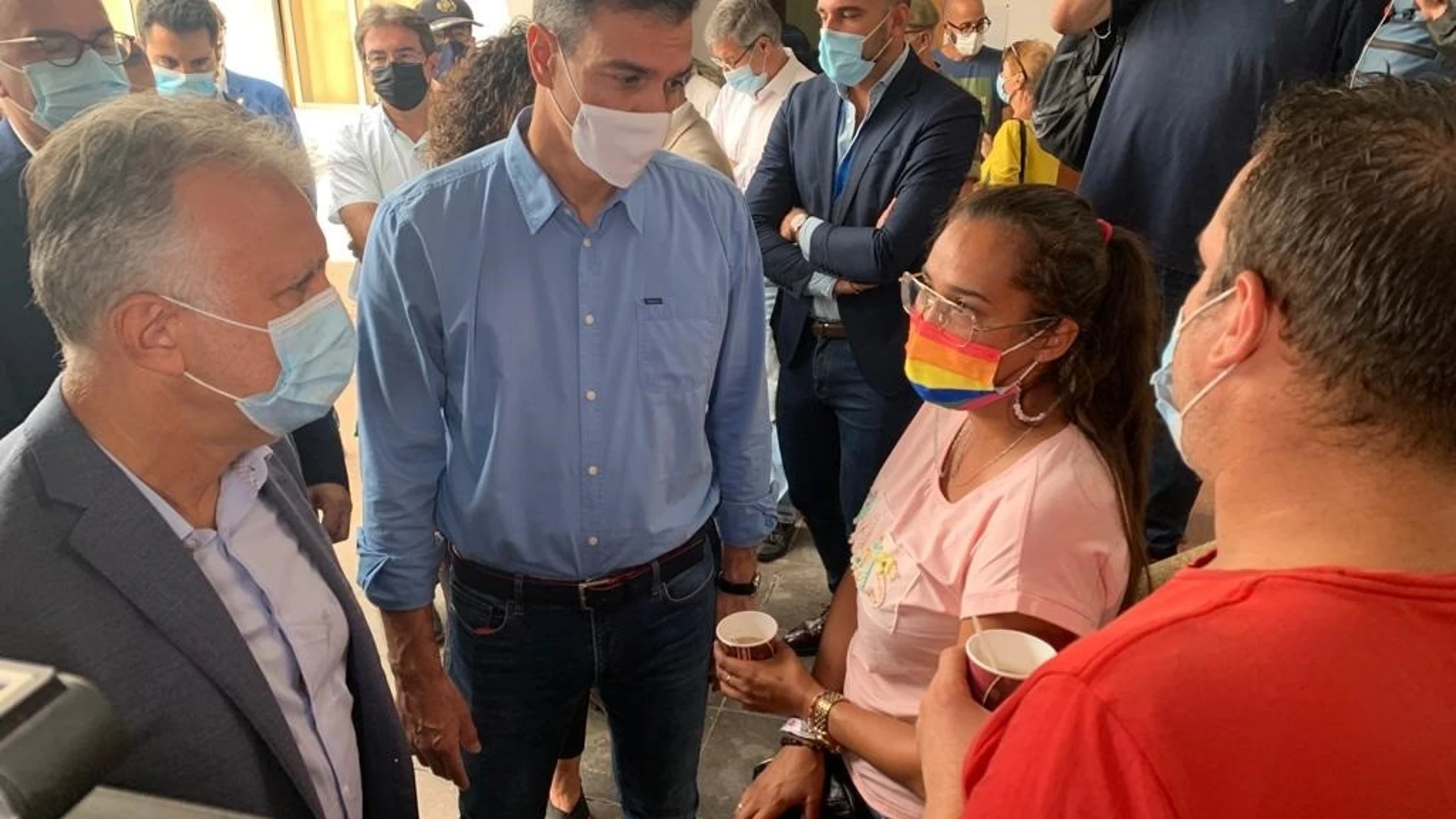 El presidente de Canarias, Ángel Víctor Torres y el presidente del Gobierno, Pedro Sánchez, visitan a las personas evacuadas en el centro temporal de acogida de Breña Baja