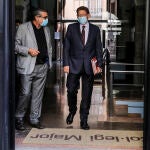 El director del colegio Peset, Carles Xavier López (i) y el presidente de la Generalitat y secretario general del PSPV-PSOE, Ximo Puig (d), antes de la Reunión Interparlamentaria Socialista