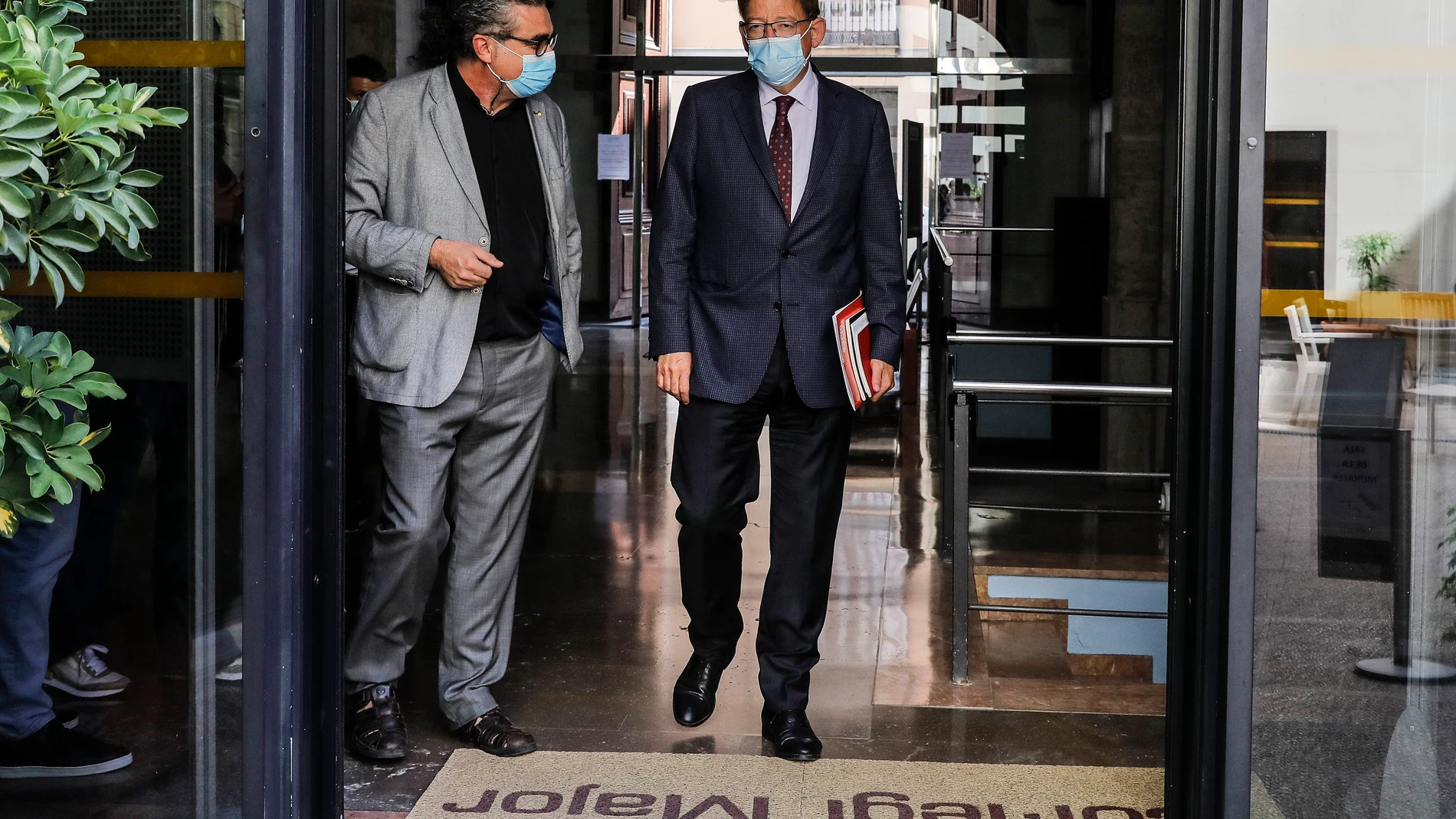 El director del colegio Peset, Carles Xavier López (i) y el presidente de la Generalitat y secretario general del PSPV-PSOE, Ximo Puig (d), antes de la Reunión Interparlamentaria Socialista