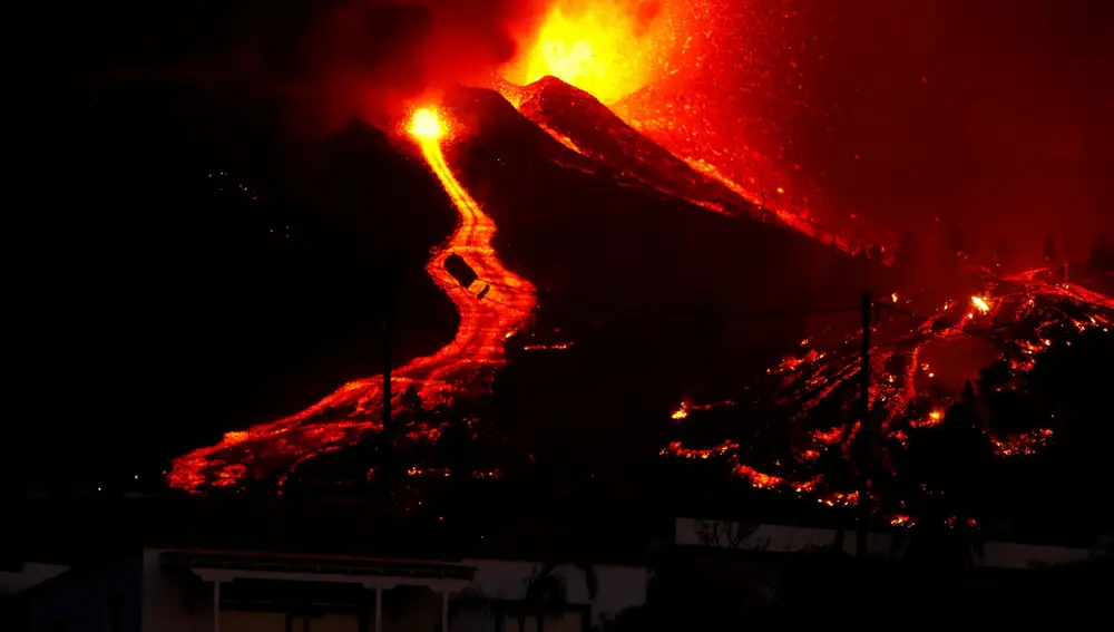 Impresionantes imágenes de la erupción del volcán de La Palma en la oscuridad de la noche