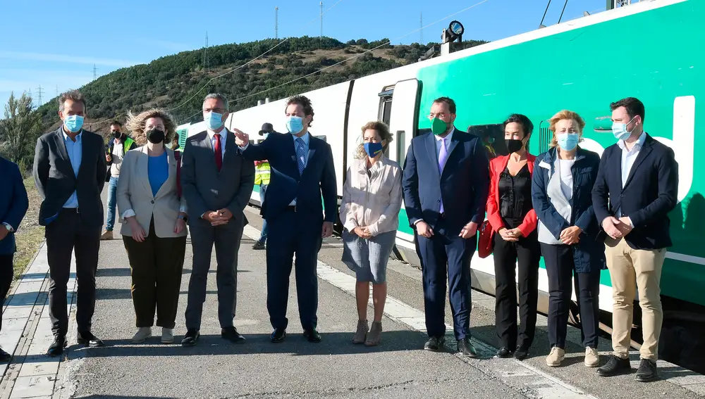 El primer tren en pruebas ha completado este lunes el recorrido de la variante ferroviaria de Pajares, correspondiente a la futura Línea de Alta Velocidad León-Asturias y que incluye un túnel de 25 kilómetros que atraviesa la Cordillera Cantábrica.