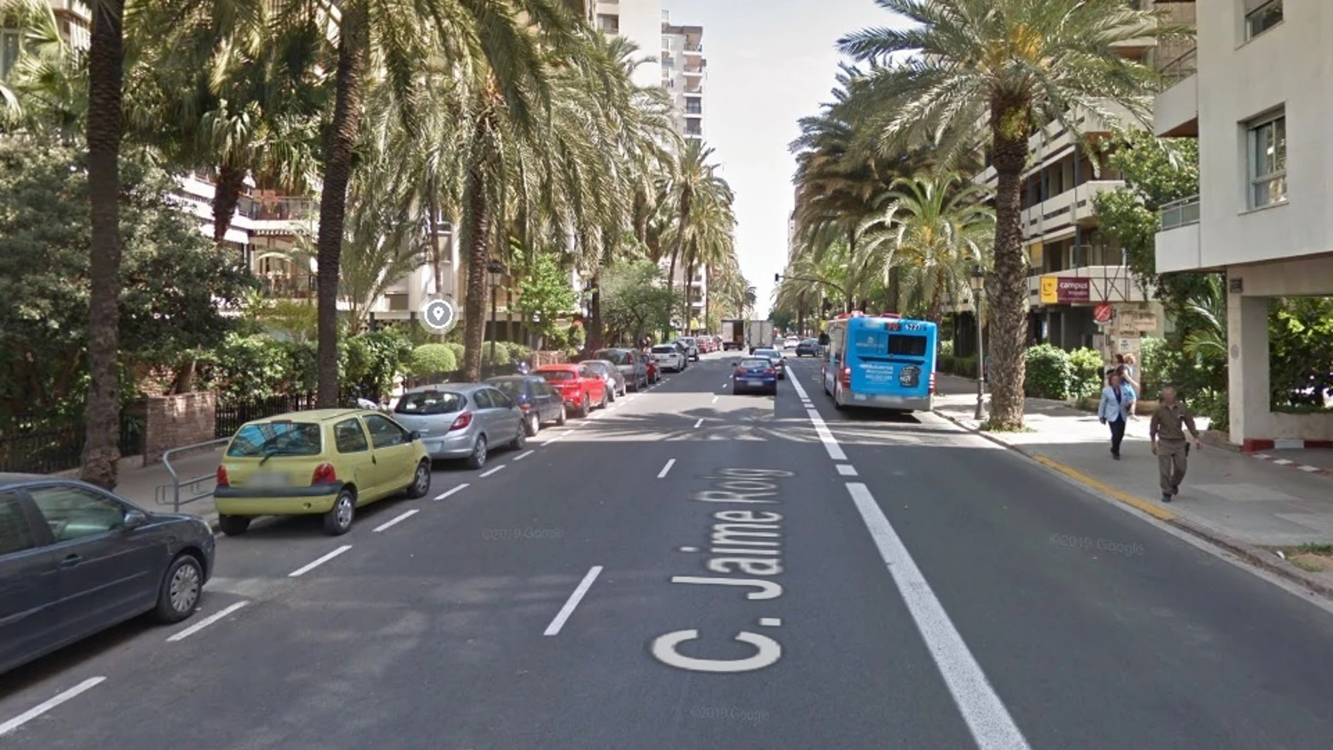 Herida una joven con una pierna en estado catastrófico tras chocar con su patinete contra un autobús