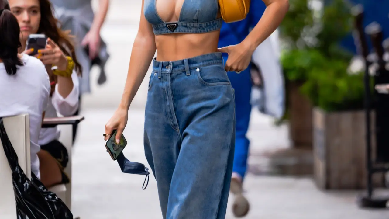 Model Emily Ratajkowski in New York City.En la foto top vaquero