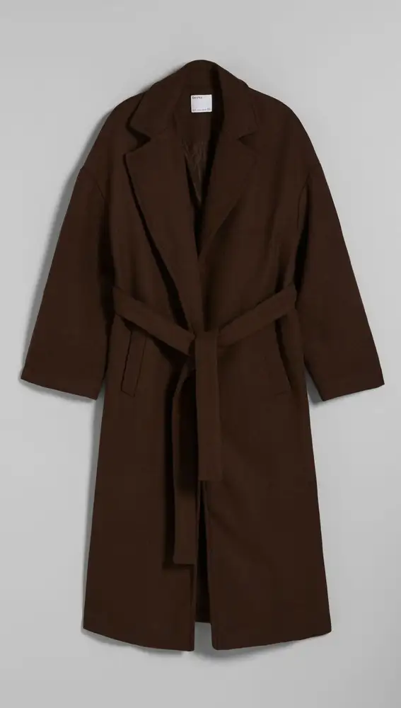 Maxi abrigo en color marrón.