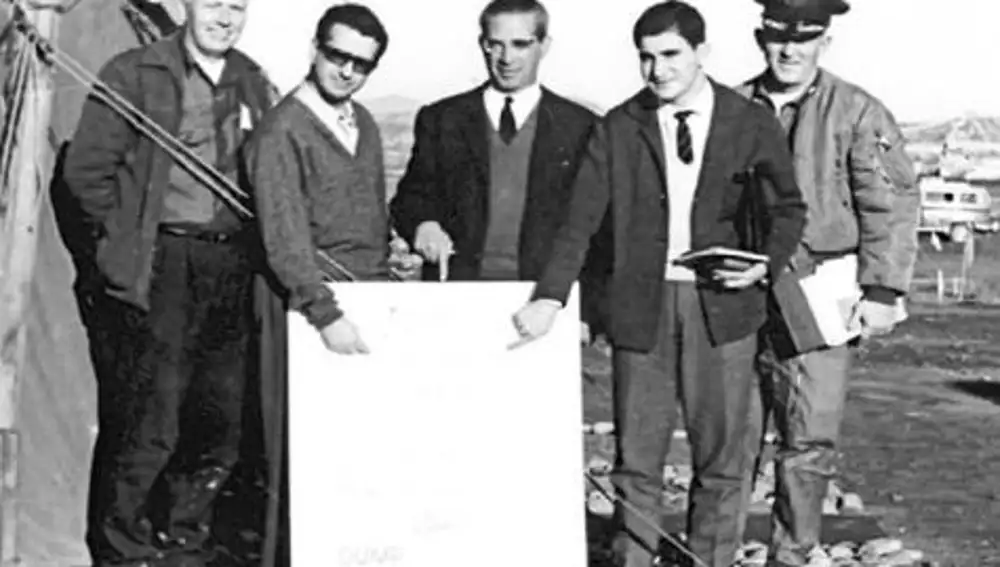 De derecha a izquierda: el coronel americano encargado de la descontaminación; Rodrigo Peñalosa y Santiago Noreña, de la JEN; Guillermo Velarde, del Alto Estado Mayor y un especialista norteamericano (1966)