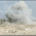tMomento de la explosión al paso de uno de los vehículos de los talibanes (amaq)