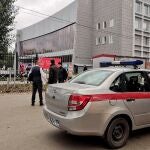 Un coche de policía en la universidad rusa de Perm