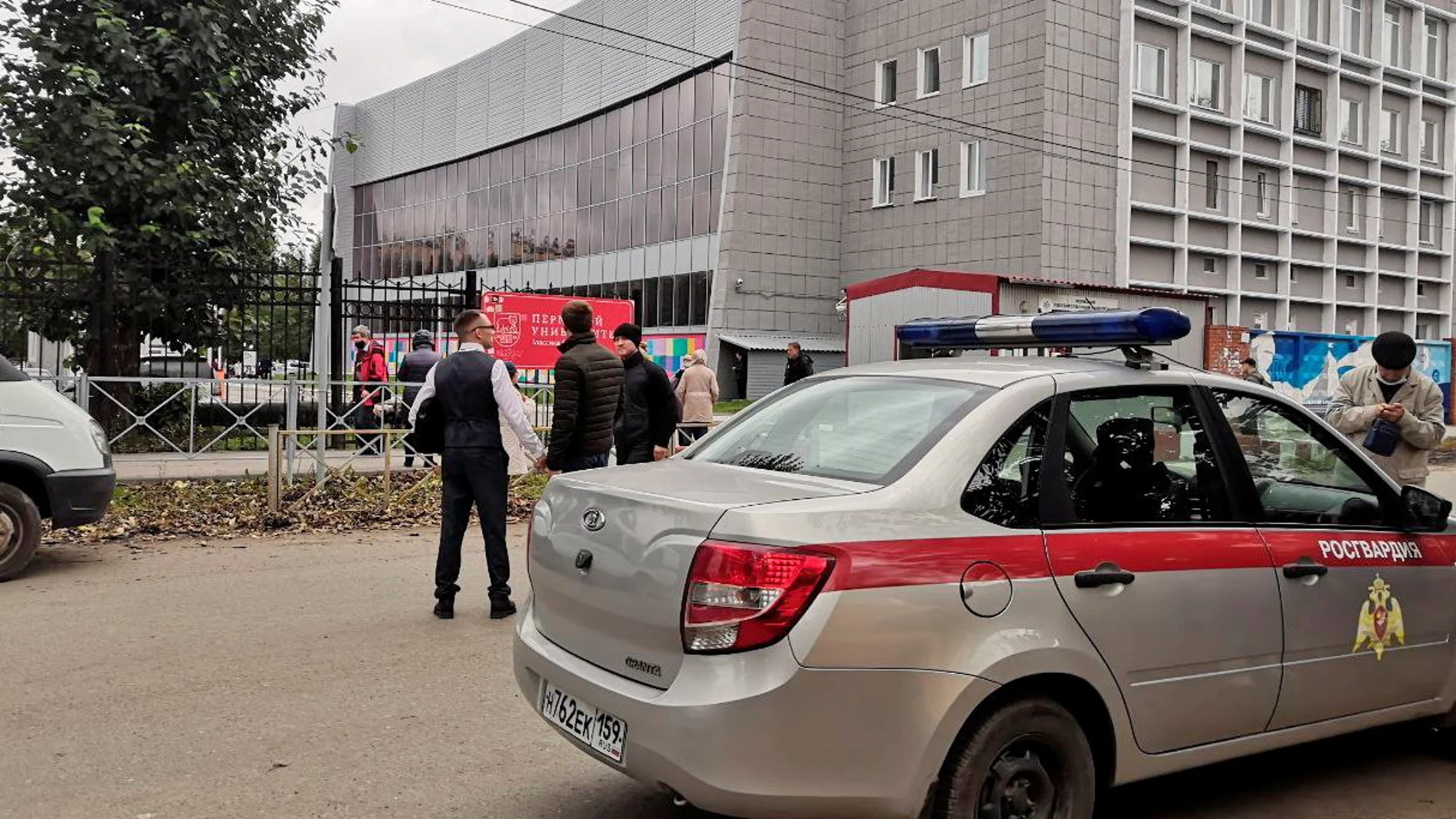 Un coche de policía en la universidad rusa de Perm