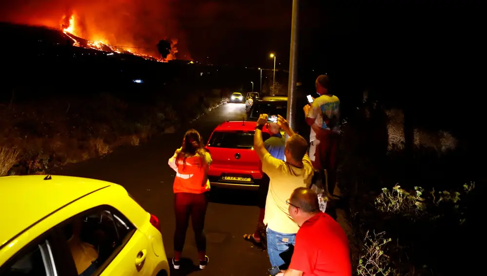 Impresionantes imágenes de la erupción del volcán de La Palma en la oscuridad de la noche