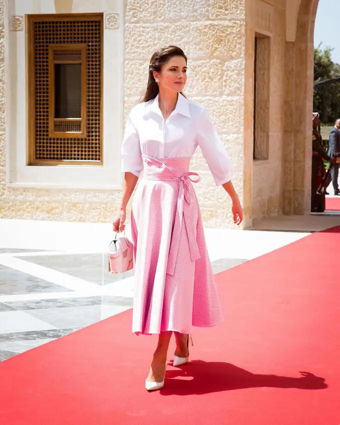 La reina Rania de Jordania con uno de los bolsos de 'Onesixone'