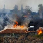 Una casa el llamas debido a la lava de la erupción del volcán de Las Palmas