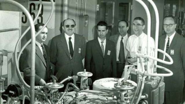 De izquierda a derecha: Francisco Oltra, José María Otero, Guillermo Velarde, Javier Goicolea, Paul Barbour y Robert Loftness (1958)
