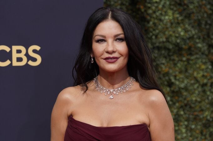 Catherine Zeta-Jones, en la alfombra roja de los Premios Emmy. (AP Photo/Chris Pizzello)