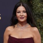 Catherine Zeta-Jones, en la alfombra roja de los Premios Emmy. (AP Photo/Chris Pizzello)