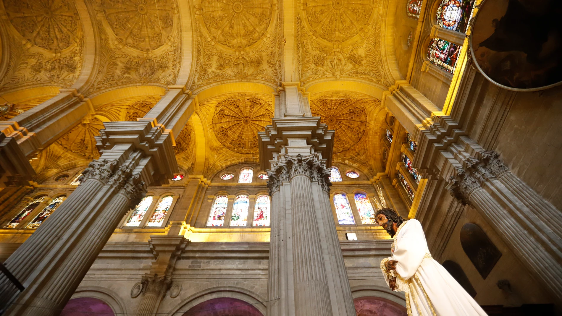 Varias personas contemplan y disfrutan de la exposición y veneración de imágenes de Semana Santa 'El Verbo Encarnado', dentro de las actividades por el centenario de la Agrupación de Cofradías, en la imagen Nuestro Padre Jesús Cautivo