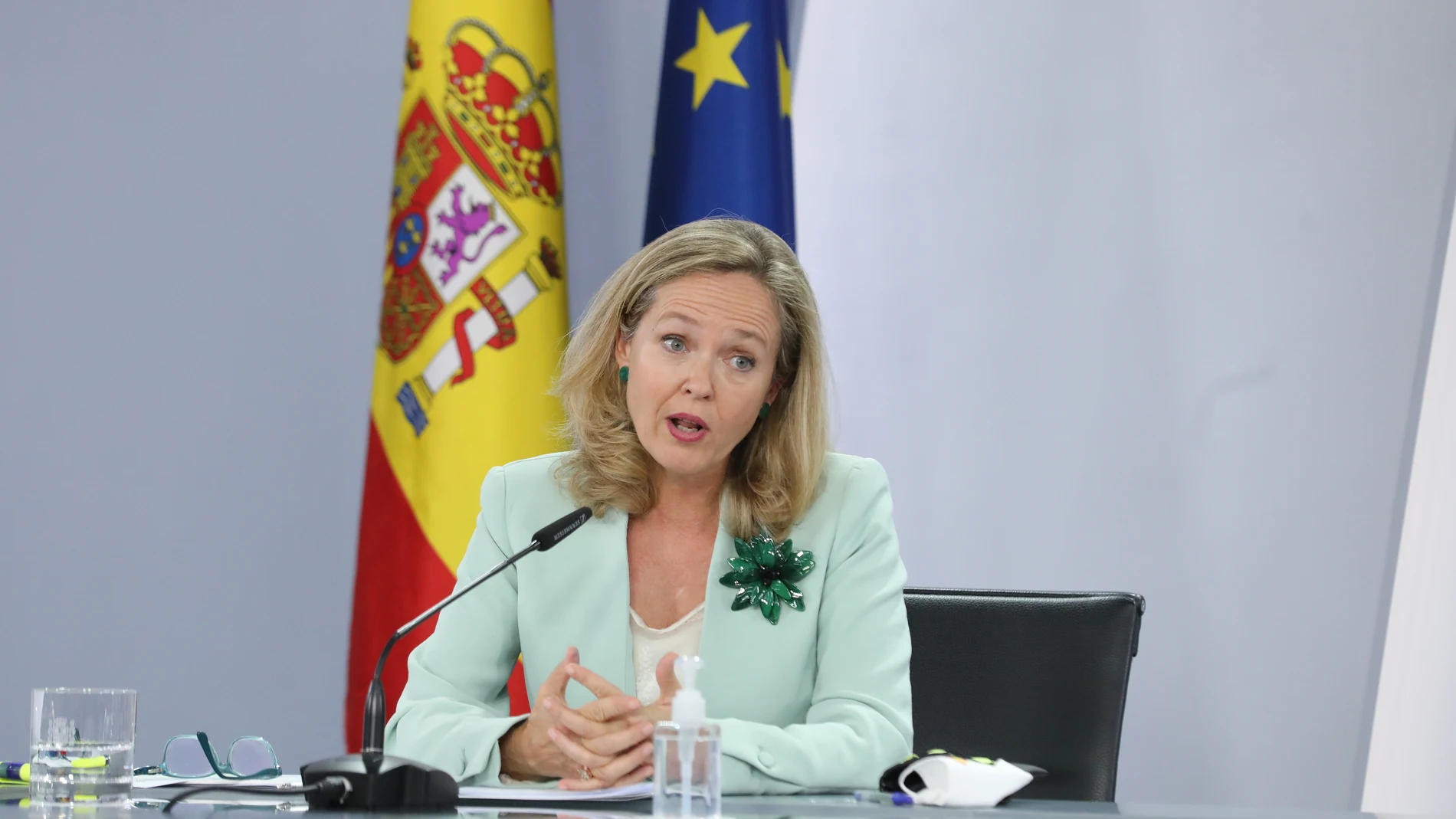 La vicepresidenta primera y ministra de Asuntos Económicos y Transformación Digital, Nadia Calviño, interviene en una rueda de prensa posterior a la reunión del Consejo de Ministros