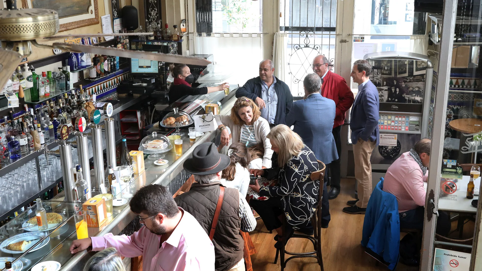 Bar del centro de Palencia sin aforo y con permiso de consumir en la barra