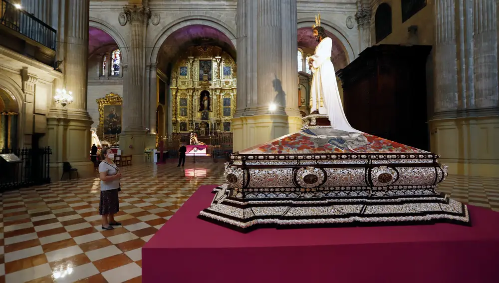 Una mujer contempla la imagen de Nuestro Padre Jesús Cautivo. Álex Zea / Europa Press