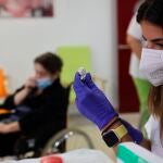 Miembros del Servicio Extremeño de Salud (SES) inician la campaña para inocular la tercera dosis de la vacuna anticovid a los residentes de la residencia de Mayores Nuestra Señora de Perales De Arroyo de San Serán en Badajoz