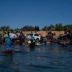 Migrantes, la mayoría haitianos, cruzan el río Grande para evitar ser extraditados por la Policía de EE UU